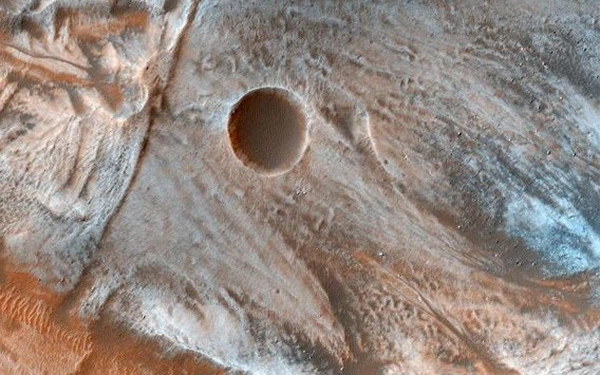 Họ đã tìm thấy một vùng phát mê-tan đang hoạt động ở phía Tây và Tây Nam vị trí Curiosity đang hoạt động, tức vùng đáy một miệng hố va chạm. Hầu hết mê-tan trên Trái Đất đều có nguồn gốc sinh học và theo các chuyên gia, trên Sao Hỏa cũng vậy.