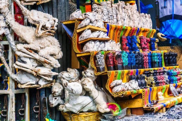 Khi làm lễ bằng những thứ này, người dân địa phương tin rằng họ sẽ được ban sức khoẻ tốt hơn, công việc làm ăn thuận lợi, đi lại an toàn và may mắn.