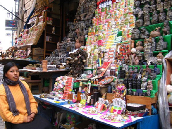 Nhiều món đồ, như xác khô của các loài mèo rừng hay chân lạc đà vicuna, không còn được bày bán do lệnh cấm từ chính phủ nhằm bảo vệ động vật hoang dã. Tuy nhiên, các hàng vẫn bày chúng ở ngoài để thu hút du khách.