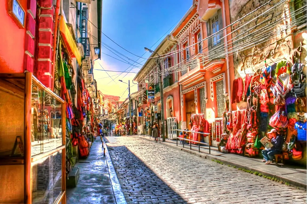 Ở đây, các thầy phù thuỷ thường được mời đến làm lễ cha’lla. Các đồ cúng tế được đặt trong một chiếc hộp kim loại rồi đun bằng loại gỗ thiêng. Sau khi các loại dược liệu, kẹo, và phụ kiện thần bí được xếp gọn gàng vào hộp, một bào thai lạc đà cừu được đặt lên trên.