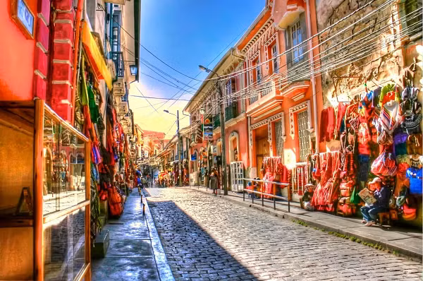 Ở đây, các thầy phù thuỷ thường được mời đến làm lễ cha’lla. Các đồ cúng tế được đặt trong một chiếc hộp kim loại rồi đun bằng loại gỗ thiêng. Sau khi các loại dược liệu, kẹo, và phụ kiện thần bí được xếp gọn gàng vào hộp, một bào thai lạc đà cừu được đặt lên trên.