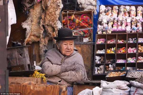 Những người phụ nữ Aymara mặc trang phục truyền thống với mũ đèn, áo choàng... ngồi bán hàng ở chợ phù thủy. Họ được biết đến như những yatiri (hay thầy lang, phù thủy) mà mọi người tin là có sức mạnh kết nối với thế giới khác.