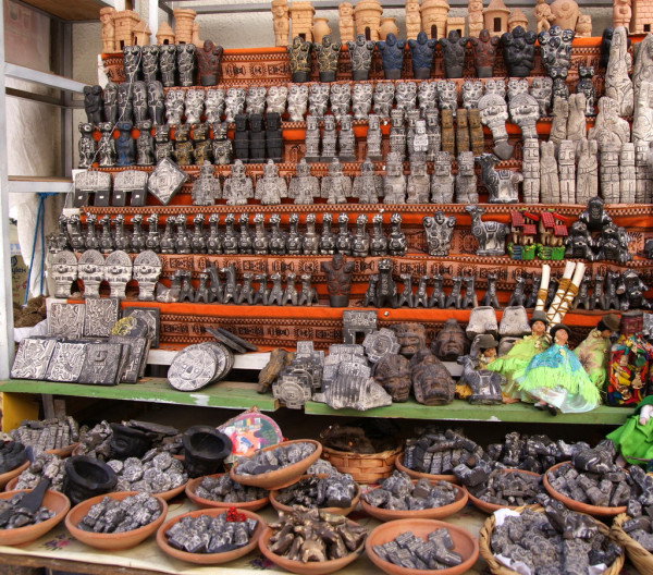 Học sinh, sinh viên muốn gặp may mắn trong thi cử thường mua những lá bùa bằng đá khắc hình cú - loài tượng trưng cho sự thông thái, hay hình mặt trời - biểu tượng của năng lượng.