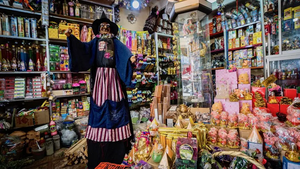 Các thợ mỏ thường mua bánh kẹo, rượu và lá coca ở chợ để cúng thần linh, mong bù đắp lại cho những gì họ lấy từ lòng đất và để được bảo vệ khỏi hiểm nguy trong lòng mỏ.