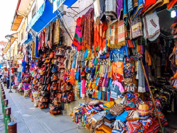 Đây là một địa điểm hấp dẫn đối với những người làm phép thuật và bói toán. Các cửa hàng ở đây bán nhiều mặt hàng đặc trưng như những viên đường đủ màu, thuốc lá, sao biển khô, lá coca và cả bào thai lạc đà cừu...