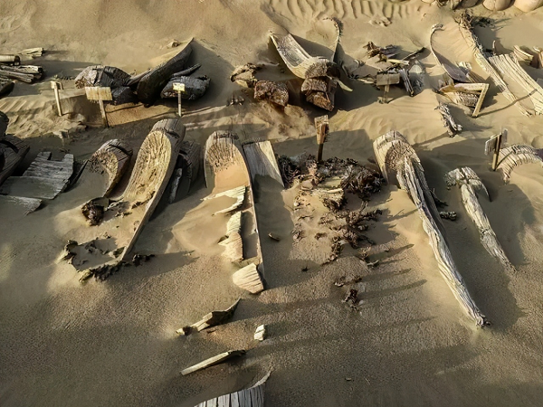 Họ dùng một con cá khác và tiêm thuốc độc cho nó, kết quả là con cá chết ngay lập tức, nhưng con cá mà miếng ngọc sao chép ra lại là một con cá sống và nó chết sau 7 tiếng đồng hồ. Như vậy, hai con cá có mối quan hệ mật thiết với nhau, thực chất chúng vẫn là con cá ban đầu nhưng tồn tại ở hai thời và có trạng thái khác nhau.