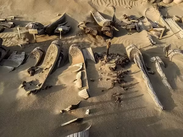 Họ dùng một con cá khác và tiêm thuốc độc cho nó, kết quả là con cá chết ngay lập tức, nhưng con cá mà miếng ngọc sao chép ra lại là một con cá sống và nó chết sau 7 tiếng đồng hồ. Như vậy, hai con cá có mối quan hệ mật thiết với nhau, thực chất chúng vẫn là con cá ban đầu nhưng tồn tại ở hai thời và có trạng thái khác nhau.