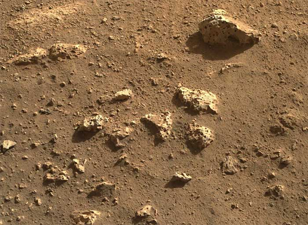 Những viên đá với nhiều lỗ trên bề mặt ở sao Hỏa. Hệ thống SuperCam trên Perseverance sẽ phân tích thành phần hóa học của chúng, bao gồm cấu tạo nguyên tử và phân tử.