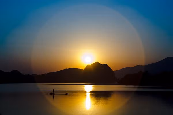 Cứ vào trung tuần tháng 3 và tháng 9 hàng năm, trước và sau Xuân phân và Thu phân, vào chạng vạng tối khoảng 6 giờ, cùng với cảnh mặt trời đang xuống là kỳ quan "Phật ngậm chu sa" ở Tinh Hồ, Thiệu Khánh. Trung Quốc.