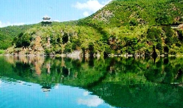 Đảo Vương Kỷ hồ Lô Cô, Trung Quốc có phong cảnh thiên nhiên kết hợp lại với nhau tạo thành bức tranh "Phật ngủ" với nửa trên là núi, nửa dưới là nước trông vô cùng tuyệt diệu.