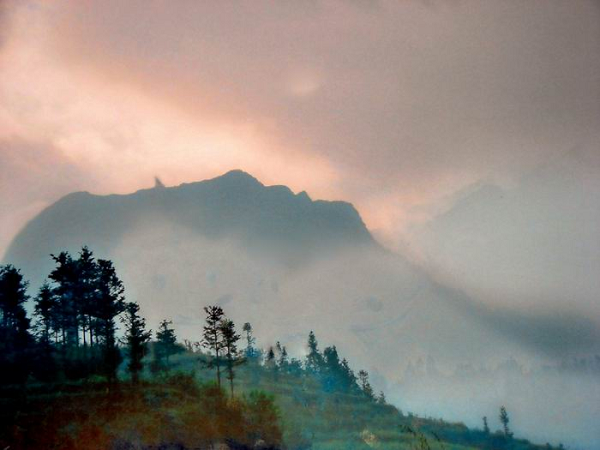 Tượng "Phật ngủ" khổng lồ Bính Biên thuộc huyện tự trị dân tộc Tạng Bính Biên, nằm ở phía Nam tỉnh Vân Nam, phía Đông Nam châu Hồng Hà. Hình "Phật ngủ" trông hùng vĩ, có ngũ quan sống động như thật, quả là vô cùng đẹp mắt. Mời các bạn xem video: Khung cảnh thiên nhiên tuyệt đẹp tại các quốc gia ít dân nhất thế giới