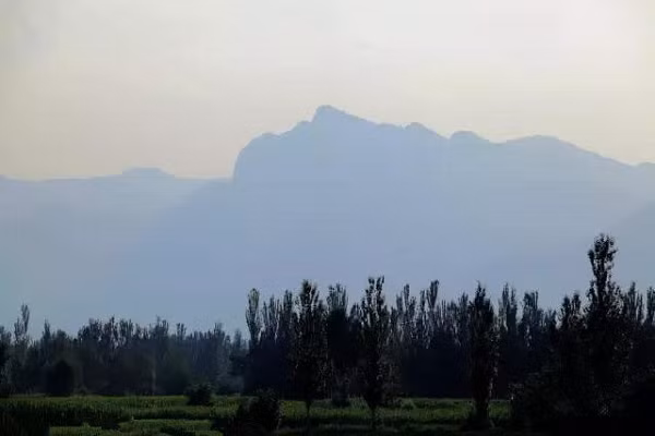 "Phật ngủ" núi Hạ Lan, Trung Quốc có khuôn mặt ngước lên trời, lông mày nhô, mũi thẳng, trông vừa sinh động vừa hiền hậu và vô cùng thanh tịnh.