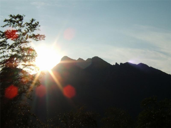 Bức tượng "Phật ngủ" từ thiên nhiên của núi Cửu Hoa sống động hệt như thật khiến ai có dịp chiêm ngưỡng đều phải cảm thán. Được biết, công trình tự nhiên này có tổng chiều dài từ trán đến gáy dài cả trăm mét.