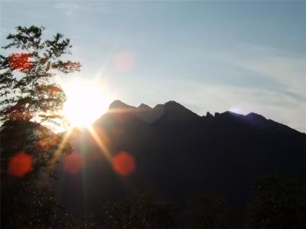 Bức tượng "Phật ngủ" từ thiên nhiên của núi Cửu Hoa sống động hệt như thật khiến ai có dịp chiêm ngưỡng đều phải cảm thán. Được biết, công trình tự nhiên này có tổng chiều dài từ trán đến gáy dài cả trăm mét.