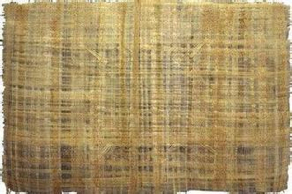 Một số gia đình giàu có thời ấy còn có thể mua thêm loại giấy trắng cho phái nữ làm phần lõi trong túi, bởi loại giấy trắng có tính dẻo dai và có độ đảm bảo vệ sinh cao hơn so với giấy cói. Và dĩ nhiên thì giá của loại giấy trắng này không hề rẻ chút nào, nên không phải ai cũng có thể mua được.