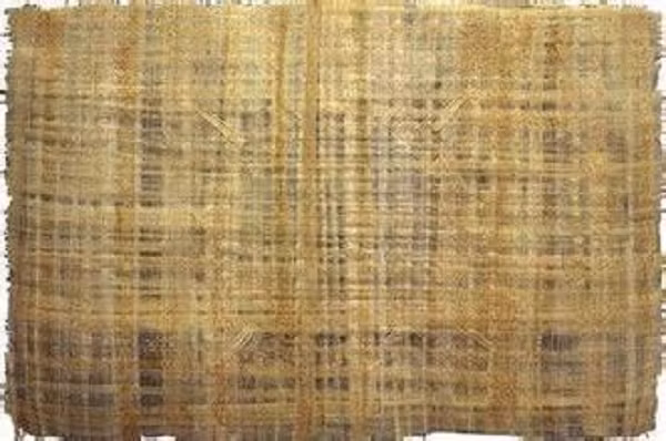 Một số gia đình giàu có thời ấy còn có thể mua thêm loại giấy trắng cho phái nữ làm phần lõi trong túi, bởi loại giấy trắng có tính dẻo dai và có độ đảm bảo vệ sinh cao hơn so với giấy cói. Và dĩ nhiên thì giá của loại giấy trắng này không hề rẻ chút nào, nên không phải ai cũng có thể mua được.