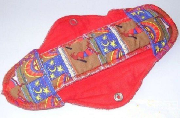 Như chúng ta đã biết, xã hội xưa thường có quan niệm truyền thống, hà khắc và cổ hủ. Vì vậy, những chiếc túi vệ sinh rất hiếm khi được bày bán công khai ngoài chợ. Hầu như những chiếc túi này đều do chính chủ nhân của nó làm hoặc do những người đi trước có kinh nghiệm làm tặng,..