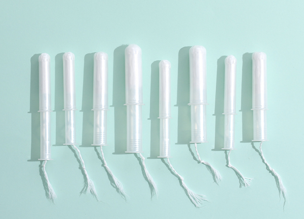 Năm 1929, sản phẩm tampon do tiến sĩ Earle Haas sáng chế. Haas lấy ý tưởng sáng tạo tampon sau khi thấy một người bạn đặt bọt biển trong âm đạo để ngăn máu chảy ra ngoài.