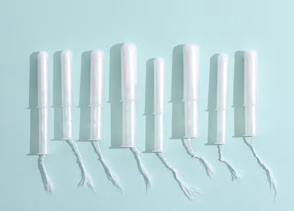 Năm 1929, sản phẩm tampon do tiến sĩ Earle Haas sáng chế. Haas lấy ý tưởng sáng tạo tampon sau khi thấy một người bạn đặt bọt biển trong âm đạo để ngăn máu chảy ra ngoài.