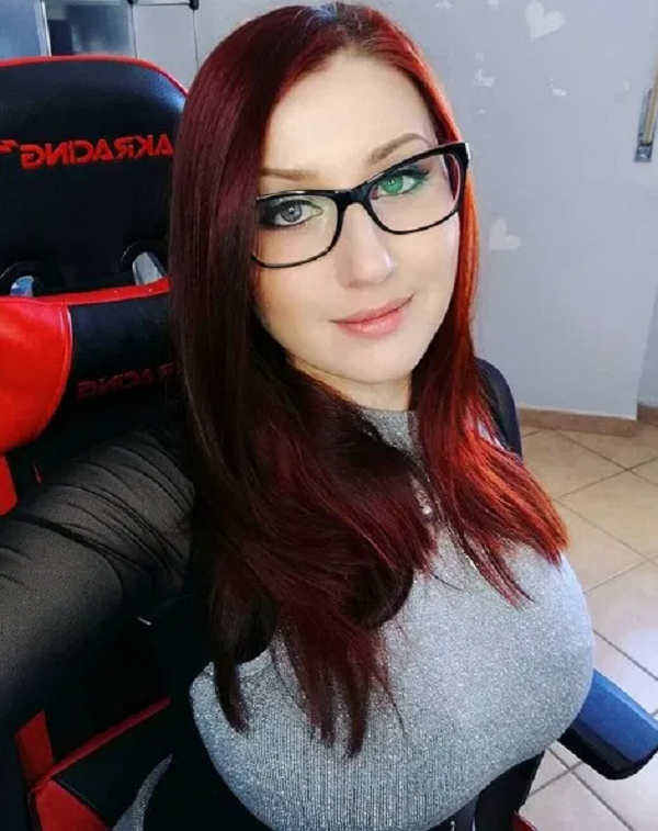 Bên cạnh vòng một ngoại cỡ, thân hình của nữ game thủ PureRuby cũng được đánh giá là thon gọn và hấp dẫn nhờ chăm chỉ tập luyện.