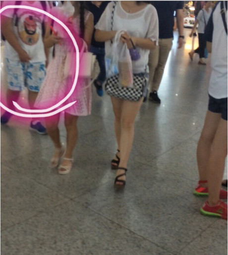 Vài ngày sau đó, cậu bé sàm sỡ các cô gái tại nhà ga tàu điện ngầm Weibo đã bị bố bắt quả tang và dẫn tới gặp cảnh sát.