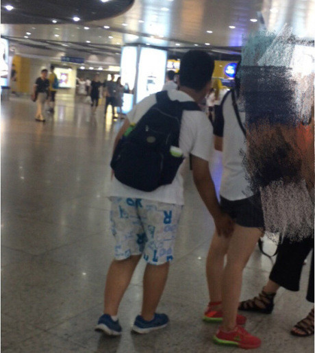 Cậu bé trong những bức ảnh sàm sỡ các chị ban đầu được cho là khoảng 15 tuổi.