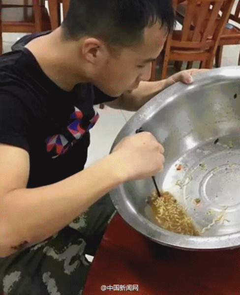 Trong khi Bu đang ăn mì ngon lành, một số đồng nghiệp đã lấy điện thoại di động chụp hình và đăng tải lên mạng xã hội. Chàng lính cứu hỏa trẻ nhanh chóng trở nên nổi tiếng sau khi những bức hình này được chia sẻ rất nhanh.