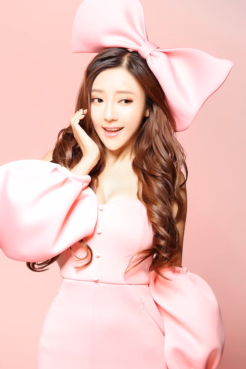Mặc dù vây, cô đã xuất hiện với phong cách hoàn toàn khác trong bộ ảnh sắc hồng rất đáng yêu.