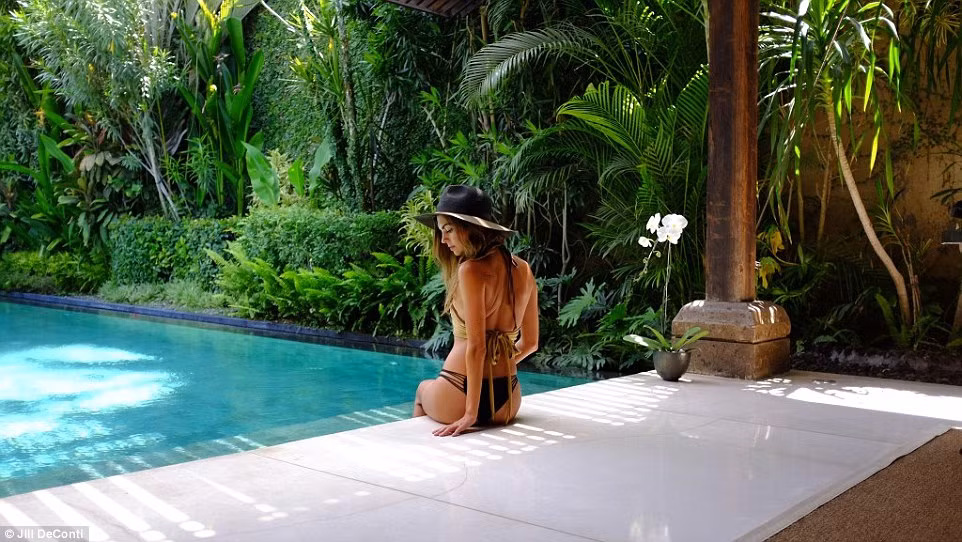 Để có nhiều thời gian đi du lịch, cô gái trẻ người Mỹ chỉ dành 4-5 giờ làm việc mỗi ngày.