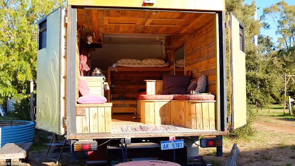 Phương tiện di chuyên kiêm nơi ở và làm việc của DeConti trong hành trình khám phá đất nước New Zealand.