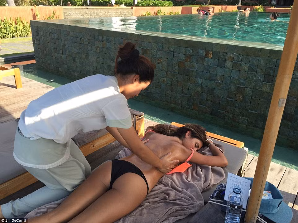 Thu nhập của DeConti đến từ hoạt động bán các dịch vụ trực tuyến như sách điện tử, dạy học qua mạng và viết blog. Ngoài ra, cô cũng sở hữu một công ty marketing.