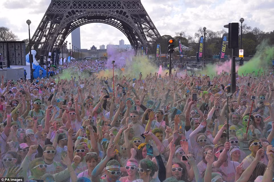 Hàng nghìn người hào hứng tham gia lễ hội sắc màu Colour Run 2016 tại thành phố Paris, Pháp. (Nguồn: Daily Mail)