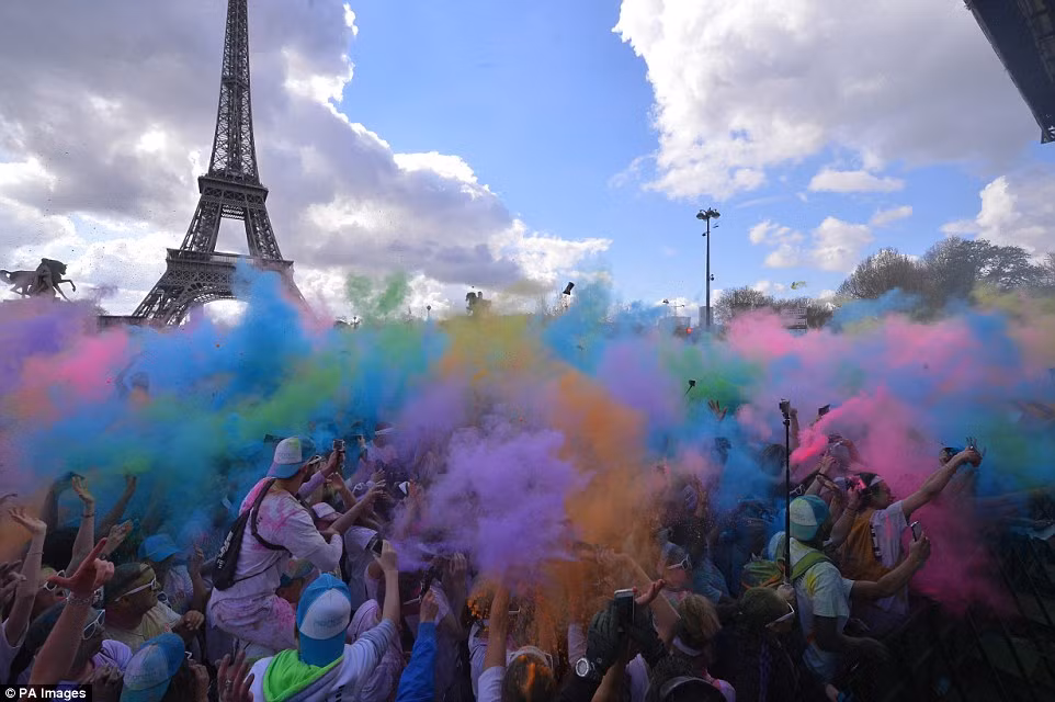 Bột màu phủ kín trên đầu những người tham gia sự kiện Colour Run 2016. (Nguồn: Daily Mail)
