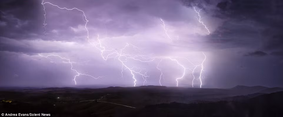 Andrea Evans đã dành 3 năm để ghi lại vẻ đẹp rợn người của hiện tượng thiên nhiên gần nhà cô. (Nguồn: Daily Mail)