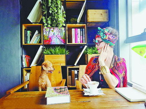 Ngoài ra, cụ bà Huang cũng có sở thích trang điểm và thời trang giống như những cô gái trẻ.