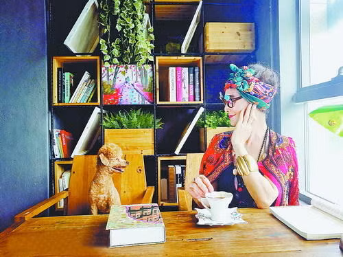 Ngoài ra, cụ bà Huang cũng có sở thích trang điểm và thời trang giống như những cô gái trẻ.