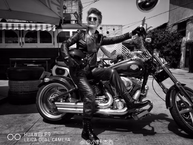 Bà Huang trông như một tay chơi thực thụ khi chụp ảnh cùng chiếc mô tô phân khối lớn.