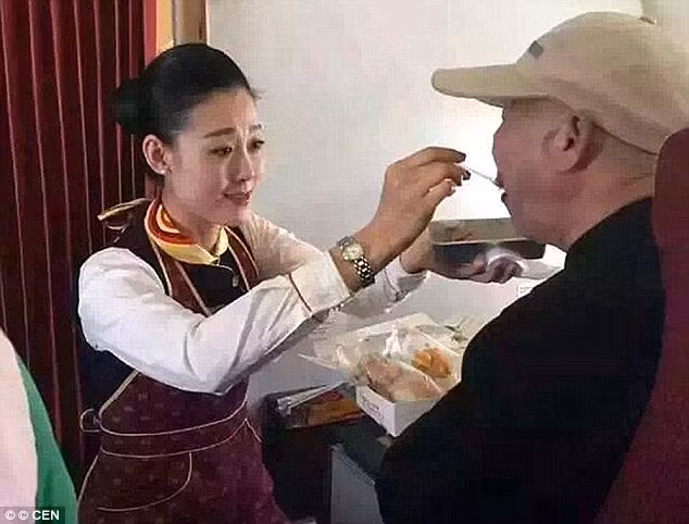 Nhan vien nha hang McDonald's bon thuc an cho khach khuyet tat-Hinh-2