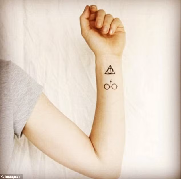 Biểu tượng của tập truyện Harry Potter và Bảo bối Tử thần cùng chiếc kính và tia chớp được thành viên Karleah_leia lựa chọn xăm lên cánh tay của mình.