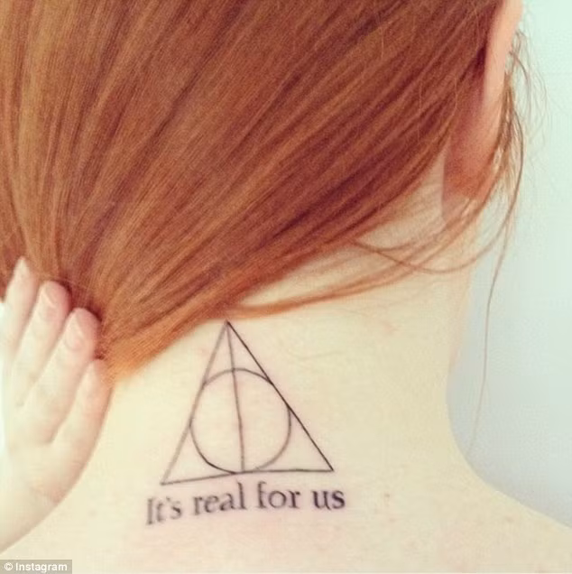 SamanthaWiliss chia sẻ lên mạng xã hội Instagram hình xăm biểu tượng của tập truyện Harry Potter và Bảo bối Tử thần trên gáy của mình.