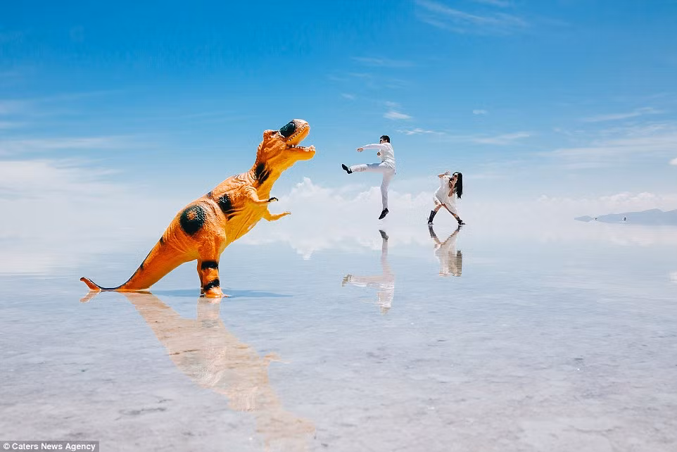  Khoảnh khắc ngọt ngào, lãng mạn của cặp đôi tinh nghịch chiến đấu với “khủng long” trên mặt hồ phẳng lặng.