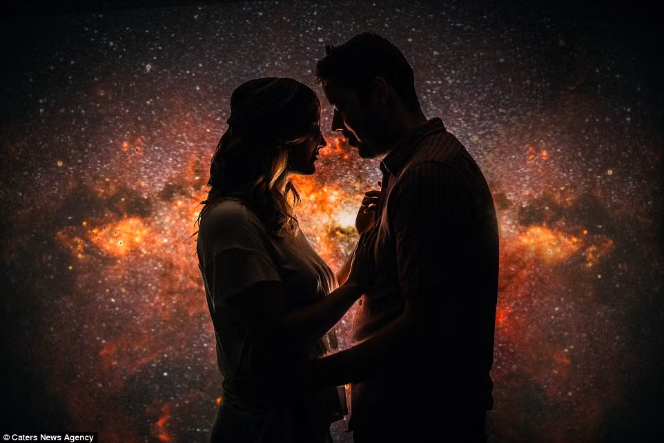 Cặp đôi Elizabeth và Cody trao nhau những cử chỉ lãng mạn trên nền bầu trời đêm đầy sao.