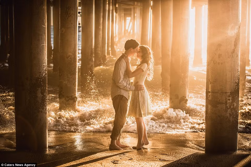 Khung cảnh vô cùng lãng mạn dưới cầu tàu giống như trong phim tình cảm.