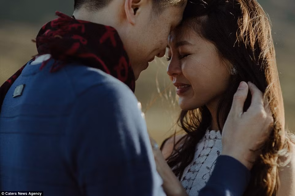 Khoảnh khắc đầy cảm xúc của một cặp đôi trẻ sau khi họ đính hôn với nhau.