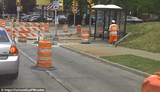 Chiếc áo phông sọc trắng cam khiến người đàn ông dễ bị nhầm lẫn với trụ báo giao thông.