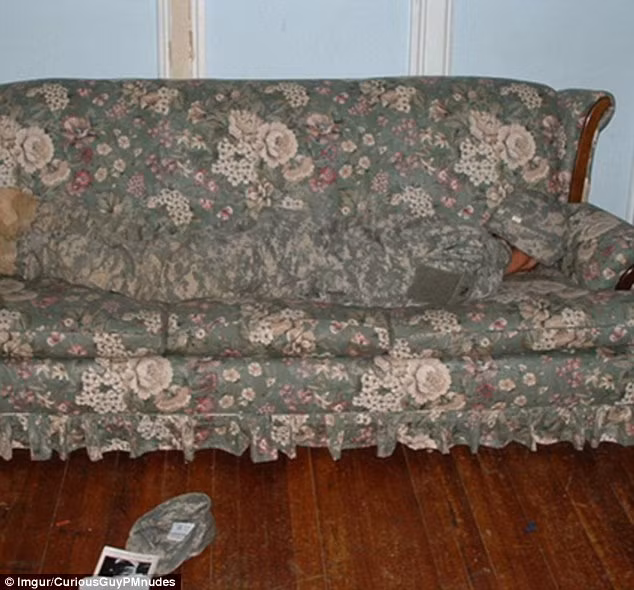 Người đàn ông nằm “tàng hình” trên ghế.