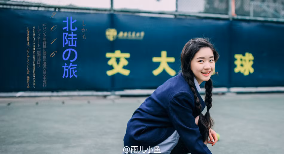 Zhao Lu duyên dáng và đáng yêu trong bộ đồng phục học sinh.