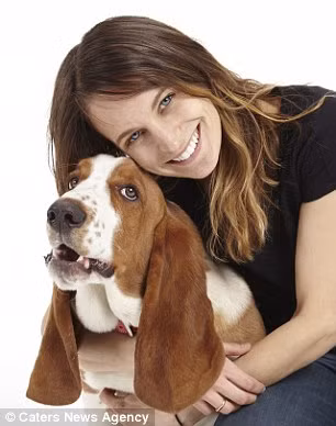 Shaina chụp chung với một chú chó đáng yêu.