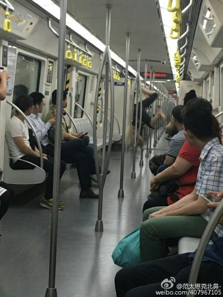 Đây không phải là lần đầu tiên những người nước ngoài gây náo động trên các tuyến tàu điện ngầm ở Trung Quốc.