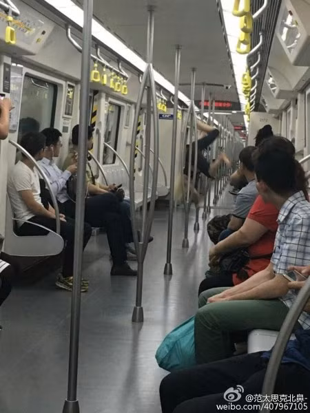 Đây không phải là lần đầu tiên những người nước ngoài gây náo động trên các tuyến tàu điện ngầm ở Trung Quốc.